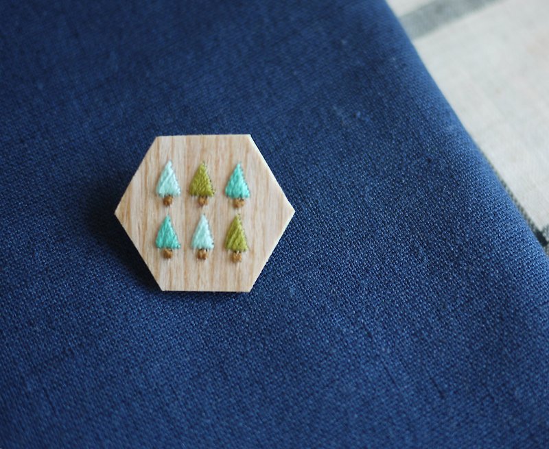 「六本木」木製刺繍章 - 森曲 - ブローチ - 刺しゅう糸 グリーン