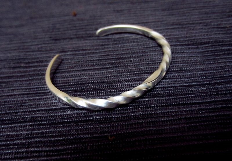 Yunyu~Xuan~Handmade‧999 sterling silver open bracelet - Bracelets - Sterling Silver Silver