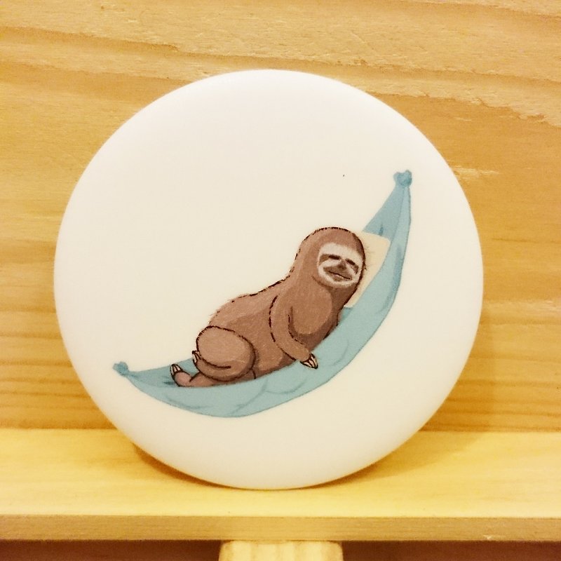 Sloth lazy [Take a rest] hand-painted wind badge - Brooches - Plastic White
