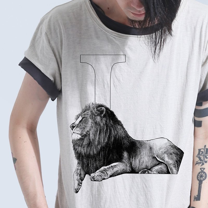 Lion 獅仔 手繪字母T - 男 T 恤 - 棉．麻 