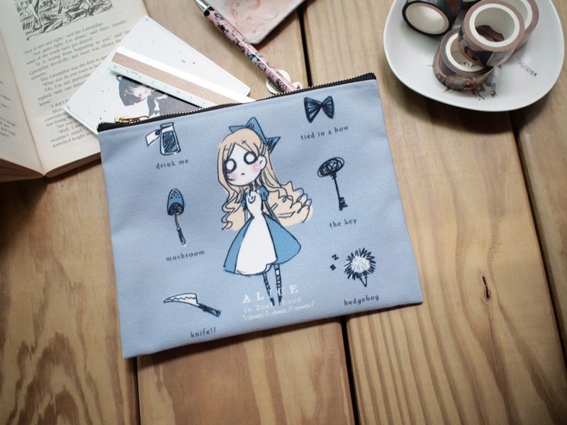 Portable canvas zipper bag ▌ Alice in Wonderland Alice ▌Zakka - กระเป๋าเครื่องสำอาง - วัสดุอื่นๆ สีน้ำเงิน