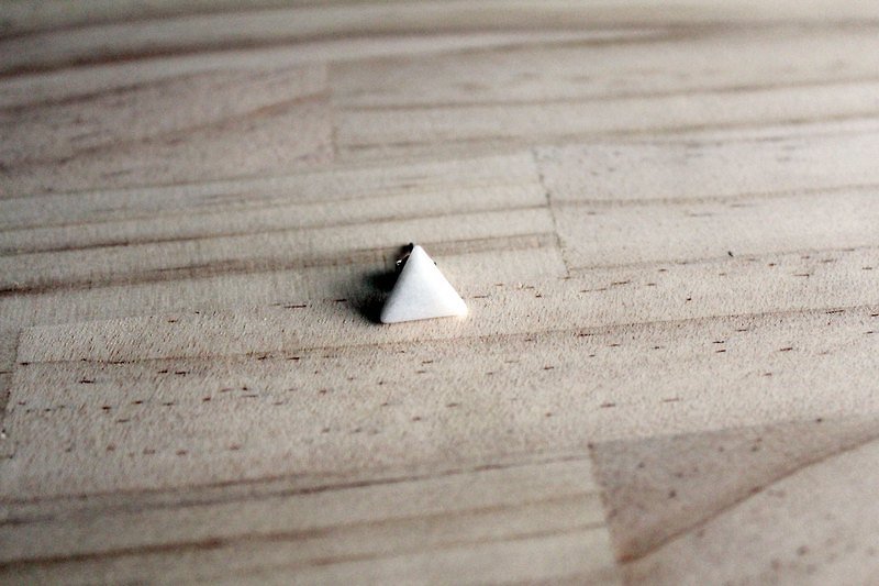 Geometric earrings ▴ ● ■ 白紋石三角形不鏽鋼單邊耳針款 - Earrings & Clip-ons - Gemstone White
