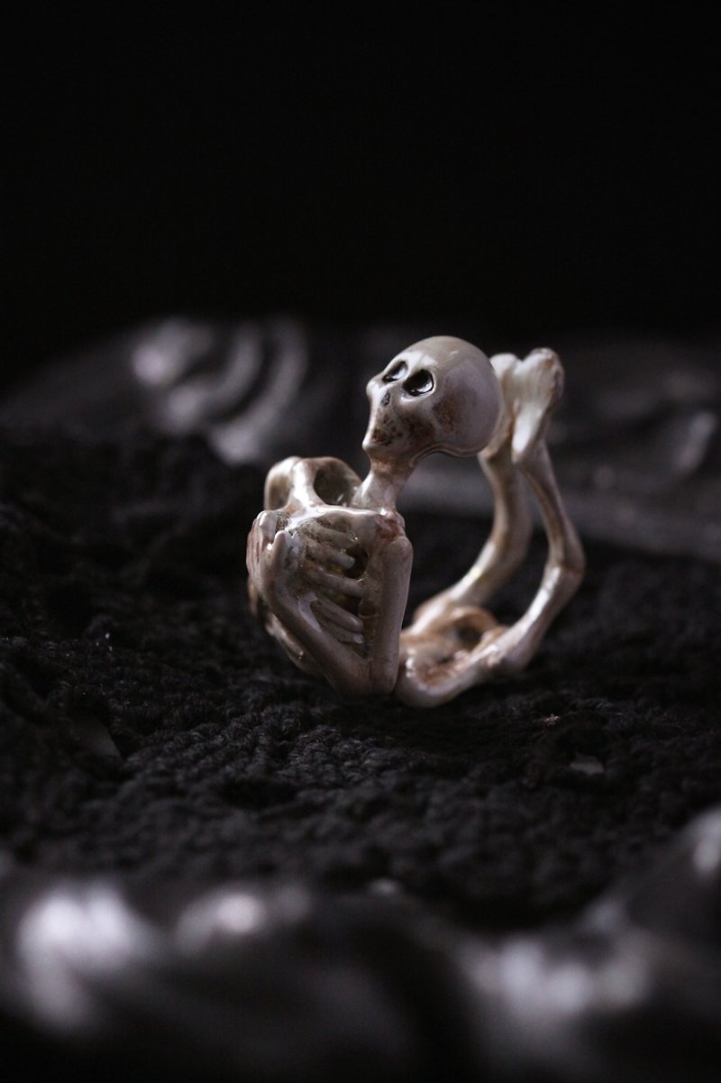 แหวนHuman Skeleton Ring - Handcrafted Painted Version by Defy. - แหวนทั่วไป - โลหะ 
