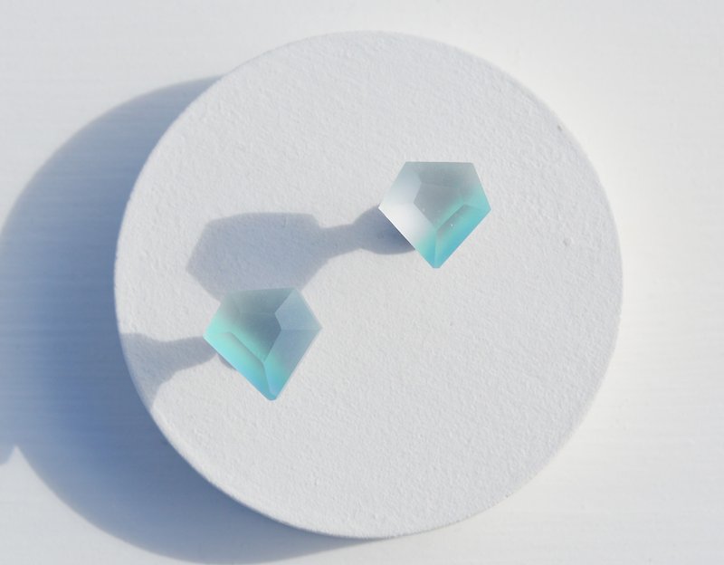Glass earrings diamond gradation - Mizuiro - ต่างหู - แก้ว สีม่วง