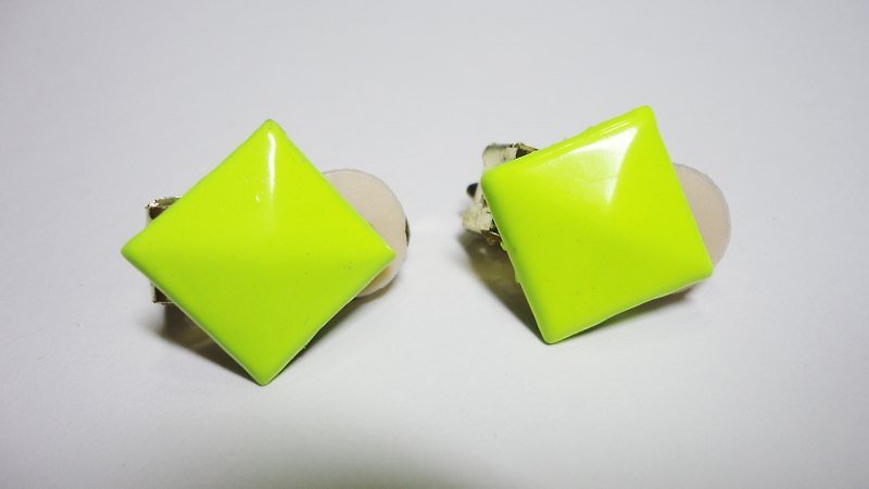NiCorn hand made - Great Rock Season - rivet fluorescent yellow retro earrings (ear clip-on) - ต่างหู - วัสดุอื่นๆ สีเหลือง