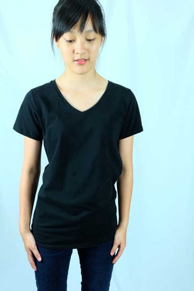 V-neck personality 100% organic cotton T-shirt (female / vintage black) - เสื้อยืดผู้หญิง - ผ้าฝ้าย/ผ้าลินิน สีดำ