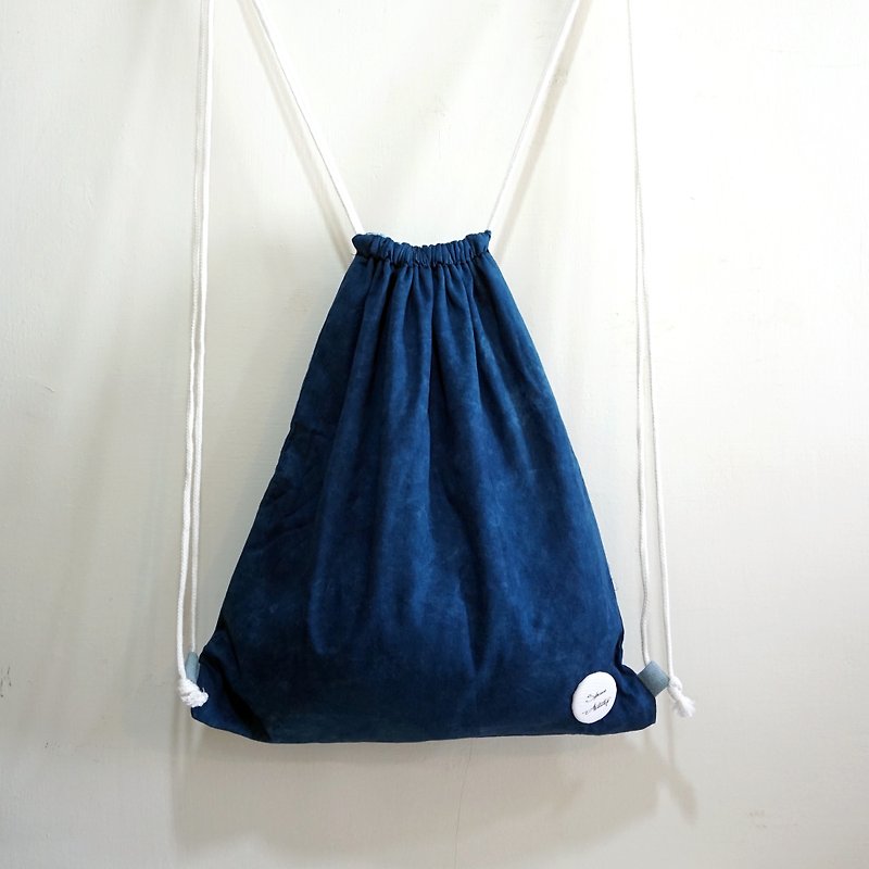 S.A x Liberté, Indigo dyed Handmade Plain Backpack - กระเป๋าหูรูด - ผ้าฝ้าย/ผ้าลินิน สีน้ำเงิน