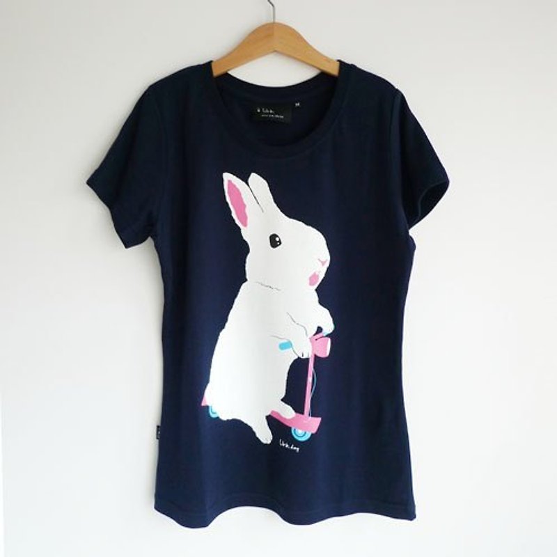 ：Urb.【滑板車兔】男女均有/T恤/深藍 - Tシャツ - コットン・麻 ブルー