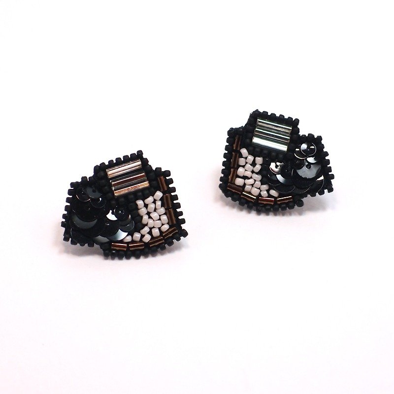 Geometric Circular Sector Embroidery Earrings / Black & White - ピアス・イヤリング - 刺しゅう糸 ブラック