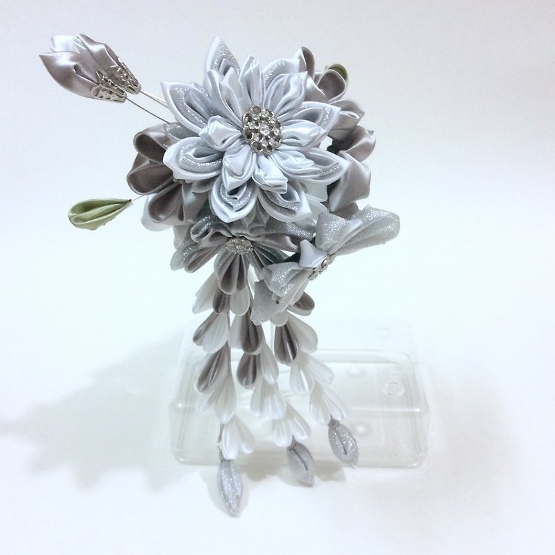 Kanzashi silver white ribbon flower comb hair accessories wedding accessories（つまみ細工） - Hair Accessories - Silk Silver