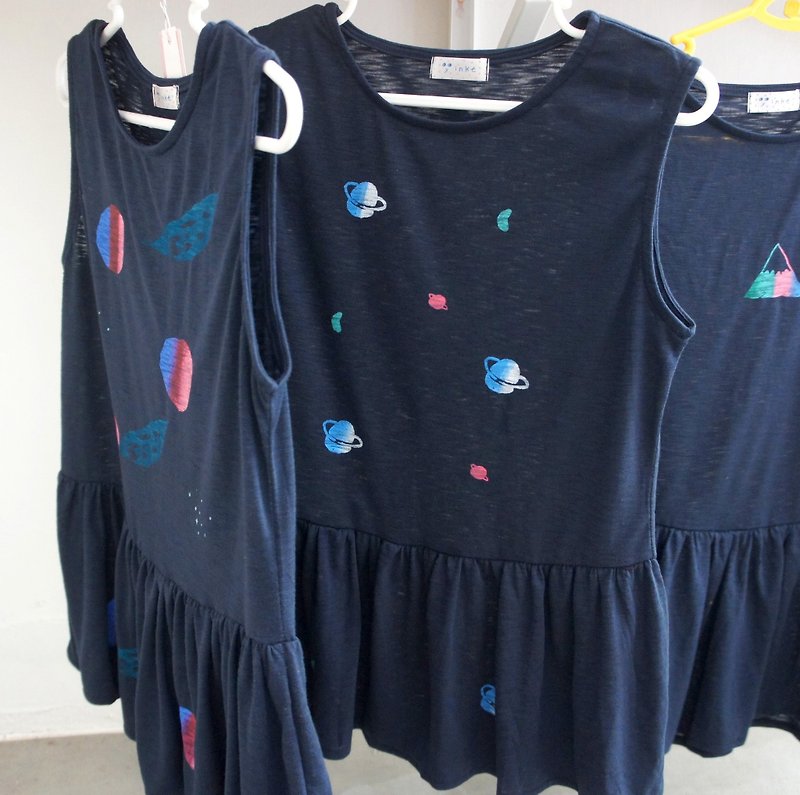Small wave skirt printed cool vest sea and wave universe moon a hill - เสื้อผู้หญิง - ผ้าฝ้าย/ผ้าลินิน สีน้ำเงิน