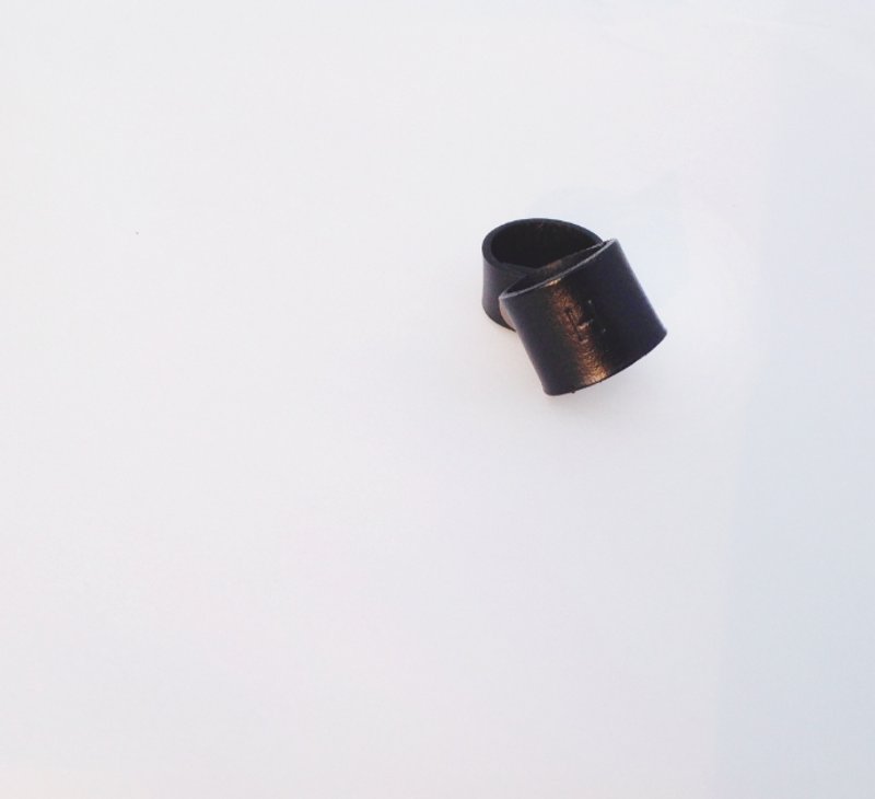 牛皮客製字母戒 /集線器 - 戒指 - 真皮 黑色
