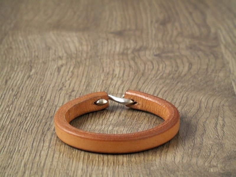 Simple style hand-made customized leather bracelet (natural color) - สร้อยข้อมือ - หนังแท้ ขาว