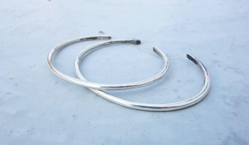 其他金屬 手鍊/手環 灰色 - 簡約系列 - 純銀敲花Ｃ型手環