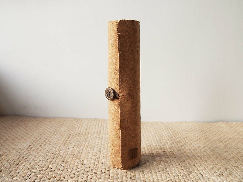 Paralife Custom Handmade Cork pencil pouch (custom made size) - กล่องดินสอ/ถุงดินสอ - พืช/ดอกไม้ สีกากี