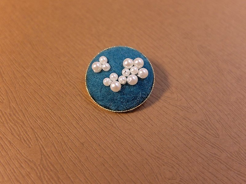 UNEウールの女性の真珠のブローチ - グリーンレイク - ブローチ - ウール ブルー
