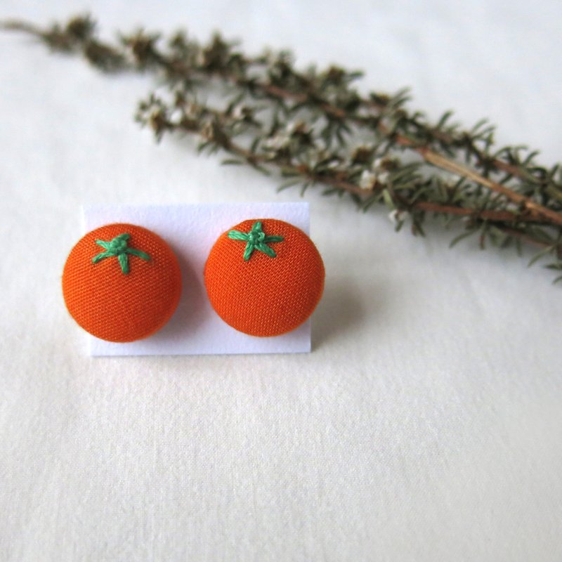 オレンジの布刺繍イヤリングのセクション - ピアス・イヤリング - 刺しゅう糸 オレンジ