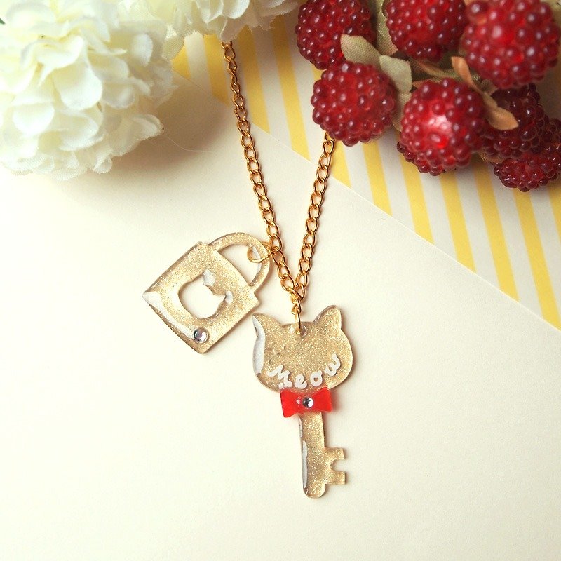 Meow hand-made red and gold butterfly necklace lock and key chain Cat - Necklaces - Plastic Gold