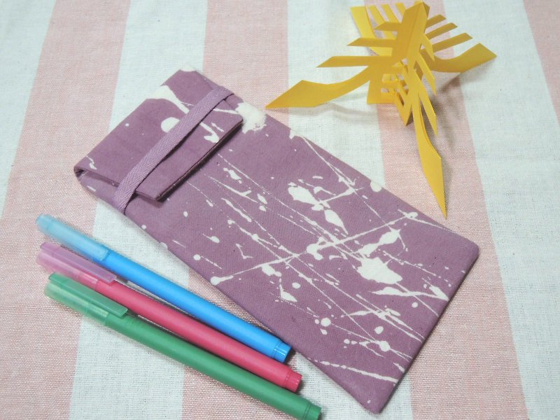【姆姆手作良品】紫膠蟲植天然染筆袋(潑墨款) - Pencil Cases - Cotton & Hemp Purple