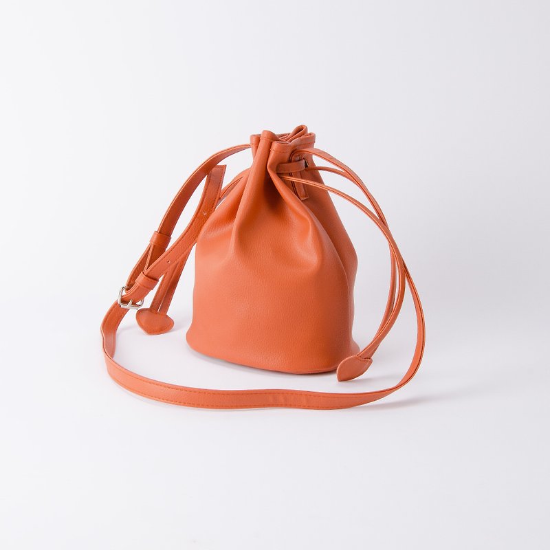 巾着ハンドルとショルダーストラップが付いたキャンディースタイルの小さなバケットバッグ タンジェリン/エマオレンジ - ショルダーバッグ - 合皮 オレンジ