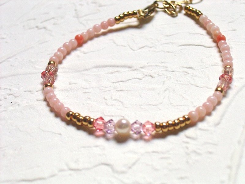 Pink coral crystal pearl bracelet - สร้อยข้อมือ - วัสดุอื่นๆ สึชมพู