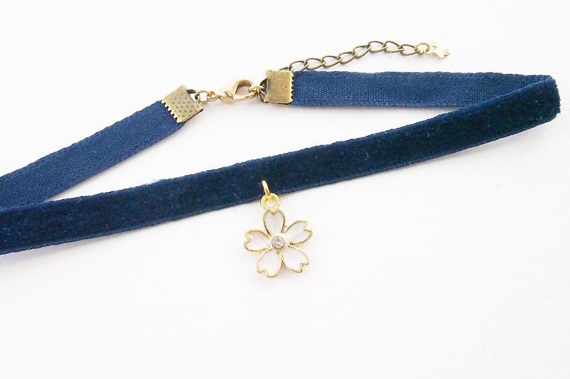 Navy blue velvet choker / necklace with flower charm. - Necklaces - Other Materials Blue