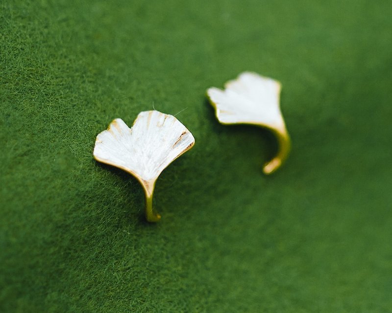 Gingko single earrings - post earrings - Made in Japan - Gingko leaf - Autumn - Earrings & Clip-ons - Other Metals Gold