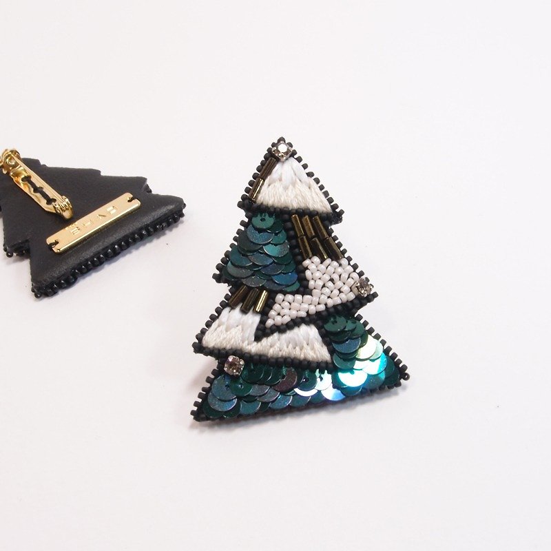Christmas Tree Embroidery Brooch - ブローチ - 刺しゅう糸 グリーン