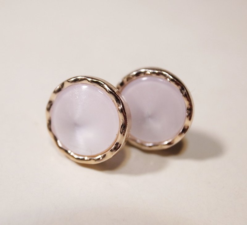 Sweetheart white rivet earrings (needle) - Earrings & Clip-ons - Acrylic White