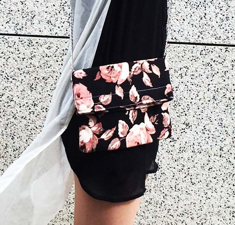 Wahr_ riding flower shoulder bag - กระเป๋าแมสเซนเจอร์ - วัสดุอื่นๆ สีดำ