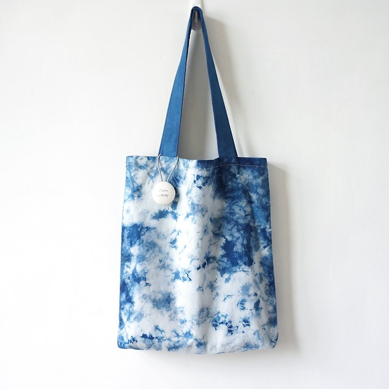 S.A x Sky, Indigo dyed Handmade Natural Pattern Tote Bag - กระเป๋าแมสเซนเจอร์ - ผ้าฝ้าย/ผ้าลินิน สีน้ำเงิน