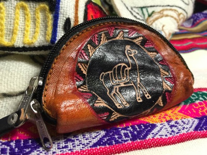 Shell dyeing leather handle small purse - leather imprinted Totem (Totem alpaca) - กระเป๋าใส่เหรียญ - หนังแท้ สีนำ้ตาล