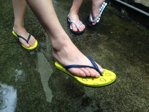 軽い日│緑の水滴。フリップフロップ。女性。雨の多いビーチ旅行夏のギフト*神秘的な小さな贈り物*