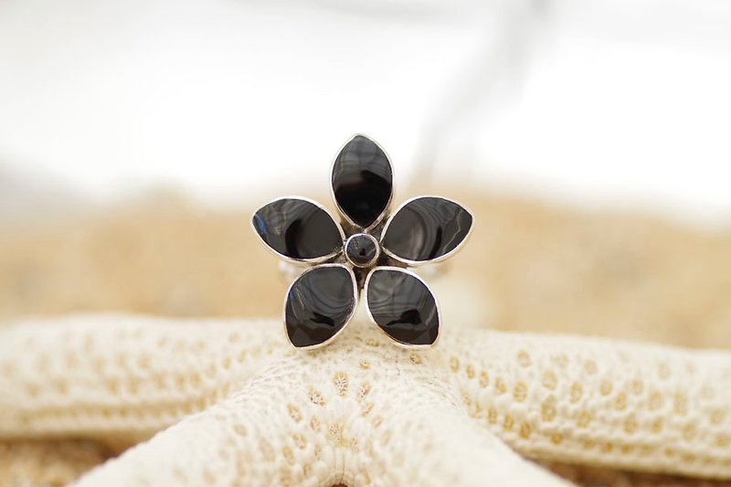 Flower ring of shell <Black> - แหวนทั่วไป - เครื่องเพชรพลอย สีดำ