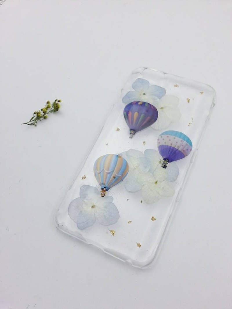 [Lost and find] a hot air balloon and man phone case mobile phone shell on the clouds - เคส/ซองมือถือ - พลาสติก สีน้ำเงิน