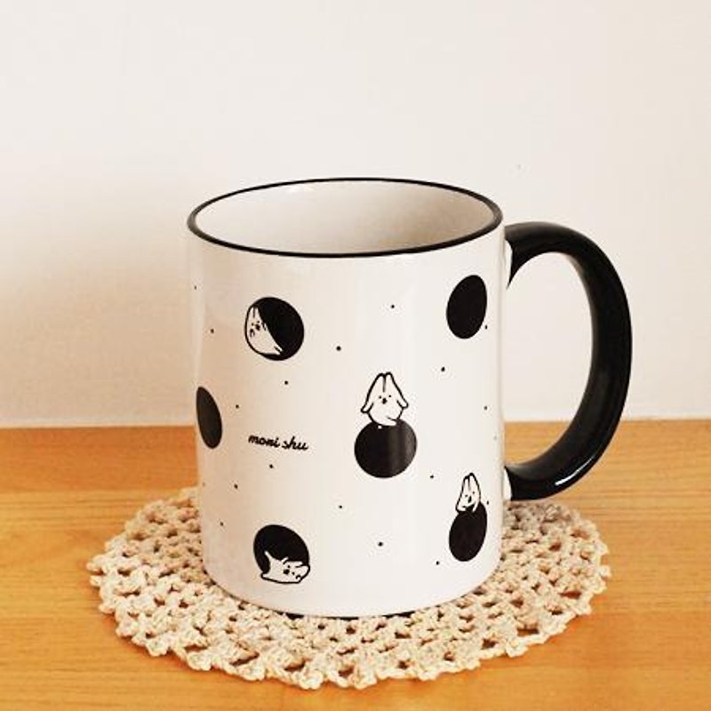 Mori Shu麻糬兔黑白簡約馬克杯(波點款) - 咖啡杯 - 其他材質 黑色