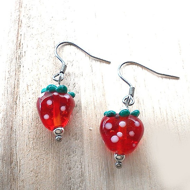 草莓琉璃耳環 - 耳環/耳夾 - 玻璃 紅色