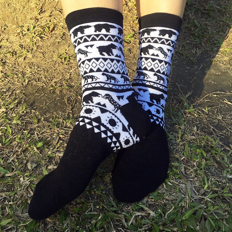 【Totem Series】Bear and Leopard Totem Socks - ถุงเท้า - ผ้าฝ้าย/ผ้าลินิน สีดำ