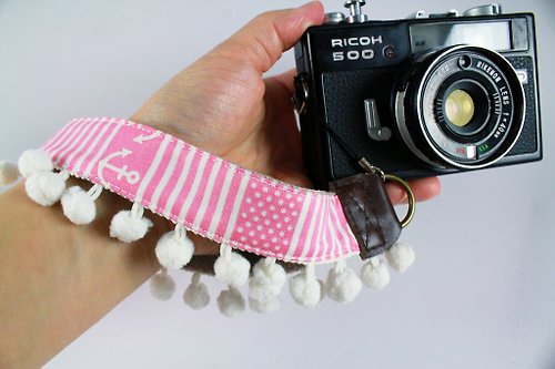 珊 の私作物 手作單眼.類單眼,相機,手機手腕帶.手腕繩---粉紅色水手毛球款