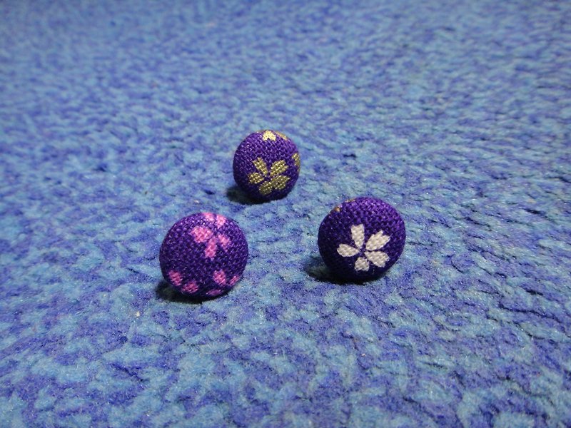 （C）_紫色の布ボタンのイヤリングを開花ランダム出荷[] C22BT / UY21 - ピアス・イヤリング - その他の素材 パープル