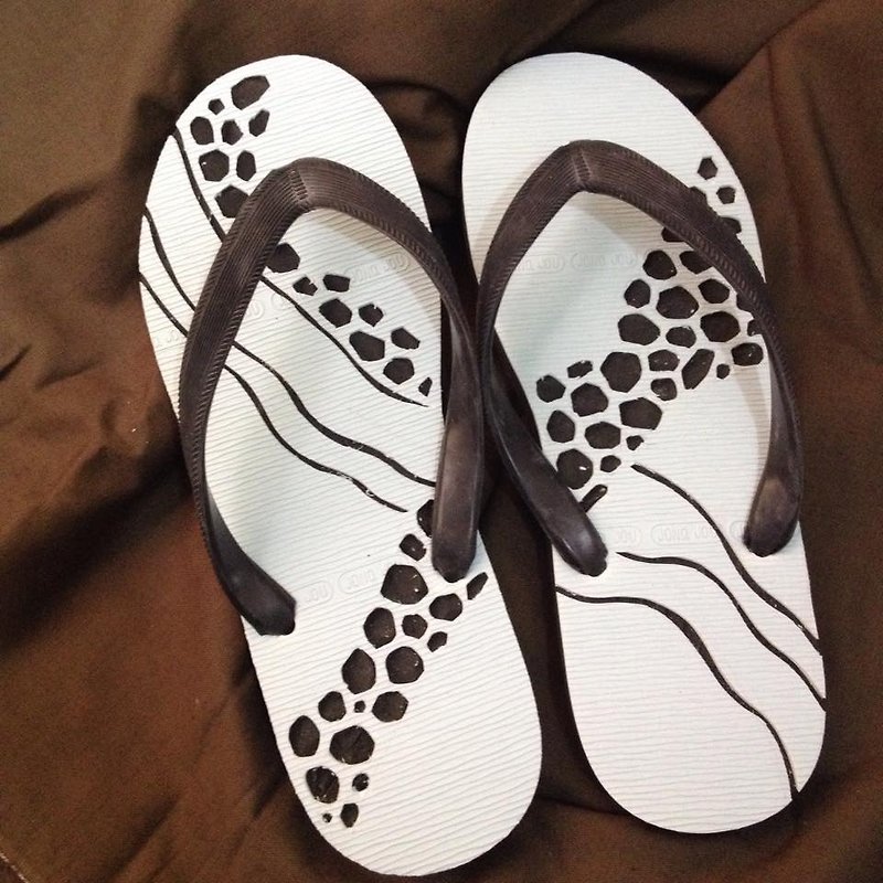 The only hand-carved small island flip flop "Lizhi Xuanwu" in limited edition - รองเท้าลำลองผู้ชาย - ยาง สีดำ