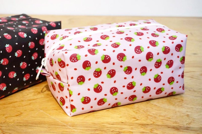 Strawberry iso want to travel carry bag (Pink) - กระเป๋าเครื่องสำอาง - วัสดุอื่นๆ สึชมพู