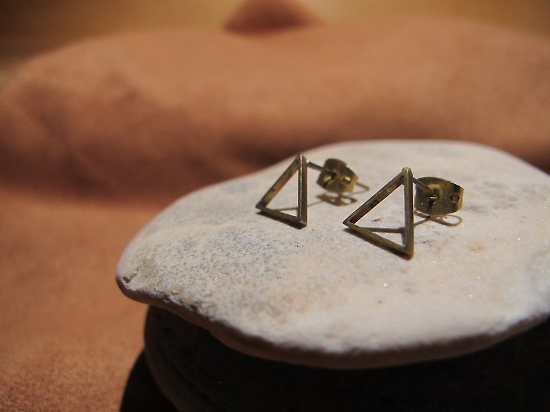 Small triangle / manual brass earrings