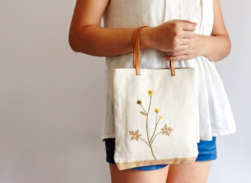 Handmade Felt Embroidery Chrysanthemum pattern Tote Bag - กระเป๋าถือ - วัสดุอื่นๆ หลากหลายสี