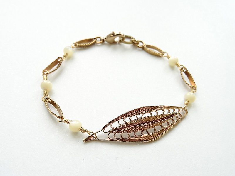 Ivory White MOP Shell Eye-Shaped Brass Filigree Copper Chain Bracelet - Bracelets - Semi-Precious Stones White