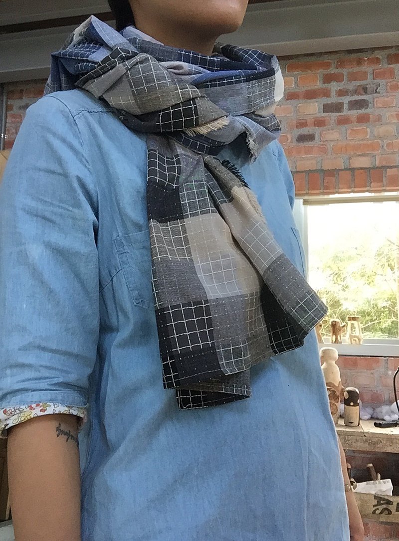 Handmade scarves dyed blue-black color stitching cotton knit scarves special - ผ้าพันคอ - ผ้าฝ้าย/ผ้าลินิน สีน้ำเงิน