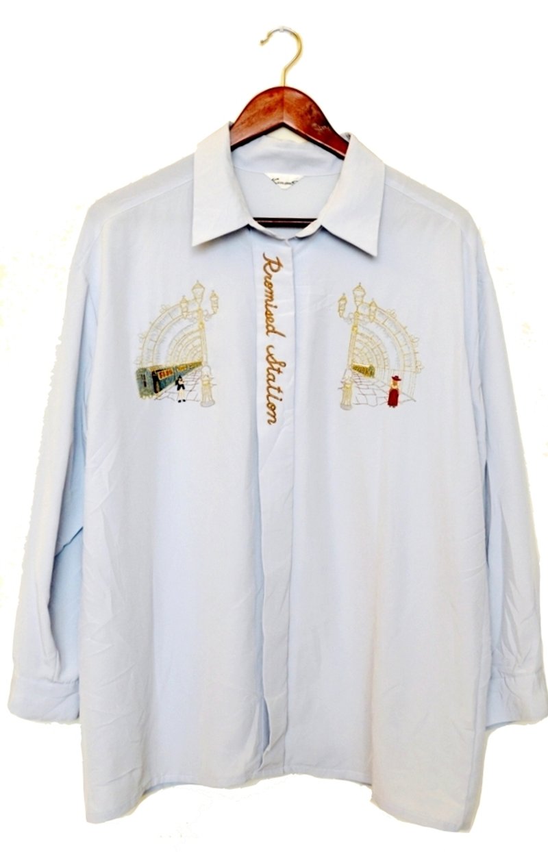 [ilakoa clothing] {古著vintage} 日本製 歐式刺繡於月台等待的男女鄉紳貴族長袖淺藍襯衫 文藝 復古 - 女襯衫 - 其他材質 