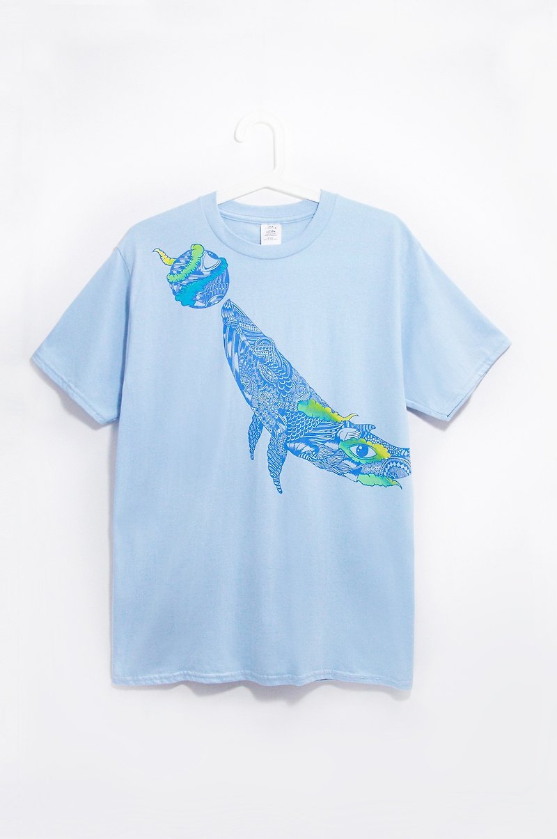 Men's Fitted Cotton illustration Tee / Travel T - 水から出た潜伏クジラ（ブルー水） - Tシャツ メンズ - コットン・麻 ブルー
