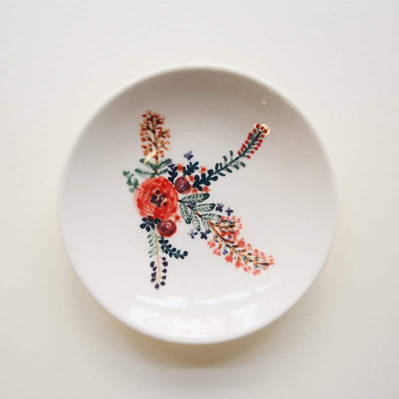 Hand-painted small porcelain plate-letter K-customized, name - จานเล็ก - เครื่องลายคราม สีแดง