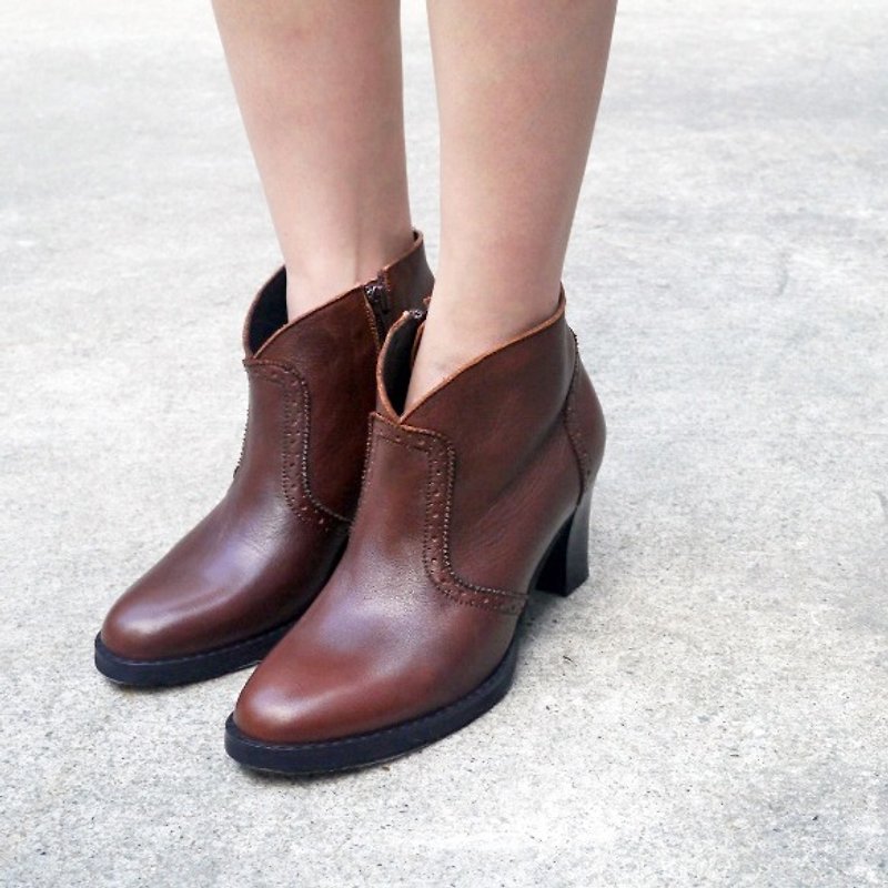 【古典蔓延】V型修飾短靴_煙燻焦咖（僅於25號） - 女款短靴 - 真皮 咖啡色